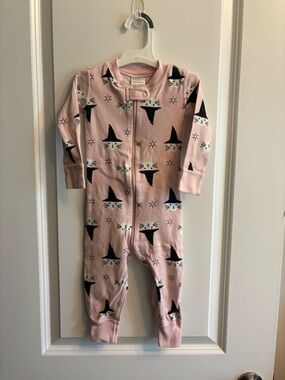 Hanna Andersson Pink Witch Cat Zip-Front Footed One-Piece